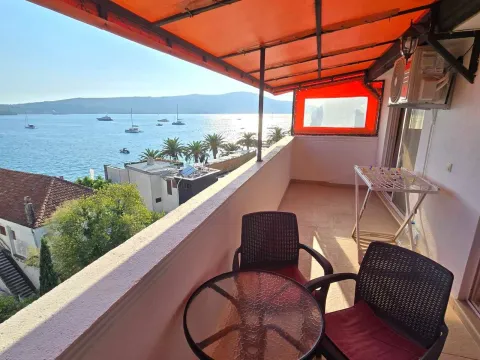 Rent, one bedroom apartment, 50m², Tivat, Crna Gora - image 1