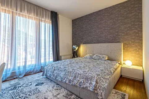Spavaća soba sa bračnim krevetom, velikim prozorom i zavesama. - image 6