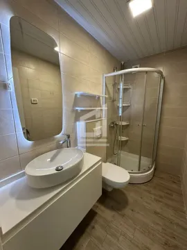 Kupatilo opremljeno umivaonikom, tuš kabinom i toaletom. - image 8