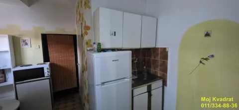 Manja kuhinja sa belim elementima i frižiderom. - image 5
