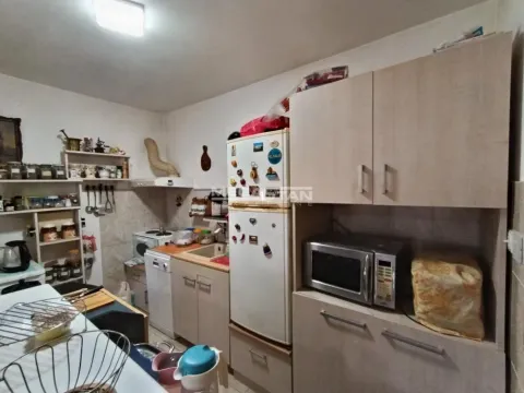 Kuhinja sa elementima i kućnim aparatima. - image 9