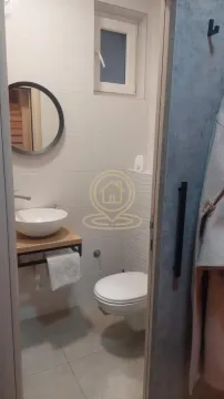 Manje moderno kupatilo sa umivaonikom i toaletom. - image 9