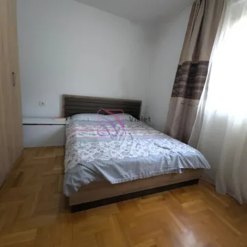 Spavaća soba sa bračnim krevetom, plakarom i prozorom sa zavjesama. - image 9