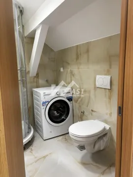 Manje kupatilo sa tuš kabinom, wc šoljom i veš mašinom. - image 10