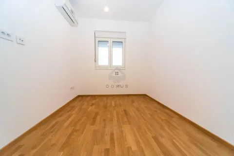 Prazna svijetla soba sa bijelim zidovima, drvenim podom i klima uređajem. - image 8