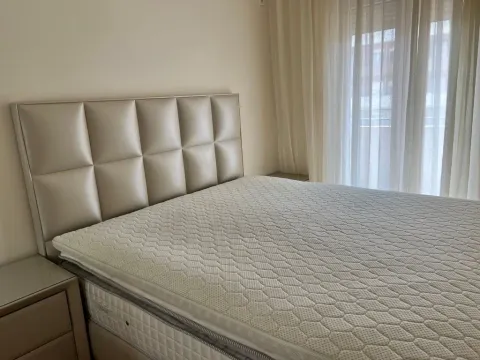 Udobna spavaća soba sa bračnim krevetom i noćnim stočićima. - image 6