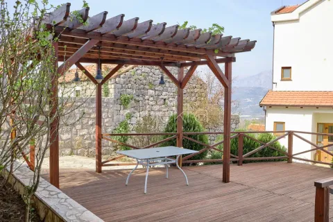 Drvena pergola sa stolom na prostranoj drvenoj terasi u dvorištu. - image 3