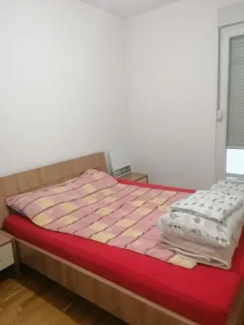 Jednostavno namještena spavaća soba sa bračnim krevetom. - image 5