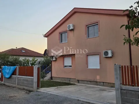 Pogled na spoljašnjost kuće sa dvorištem i ogradom. - image 6