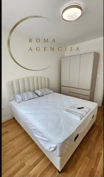 Spavaća soba sa bračnim krevetom i ormarom. - image 10