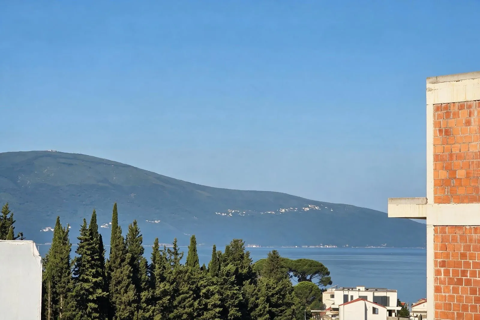 Pogled na more i planine sa terase.