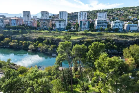 Pogled na rijeku i gradski pejzaž iz perspektive nekretnine. - image 13