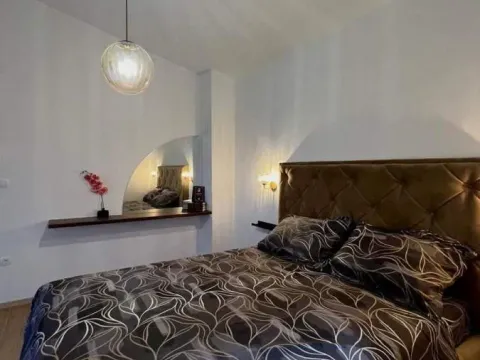 Izdavanje, četvorosoban stan, 240m², Kotor, Crna Gora - image 9