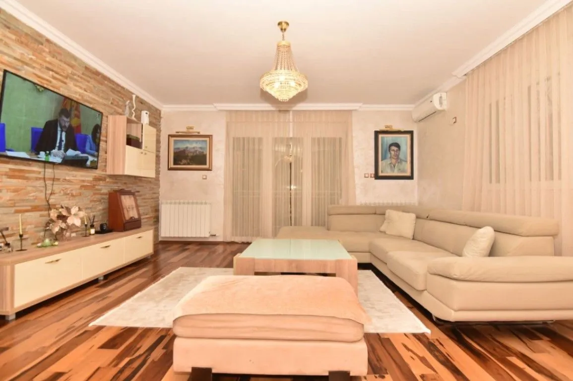 Prodaja, kuća, 235m², Podgorica, Crna Gora