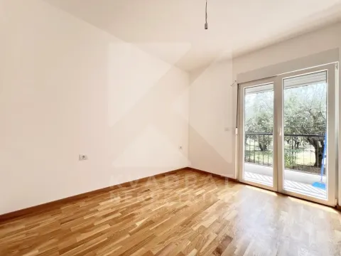 Prazna soba sa drvenim podom i balkonskim vratima. - image 4