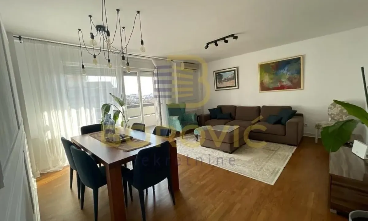 Izdavanje, trosoban stan, 90m², Kalenić Pijaca, Vračar Sve Podlokacije