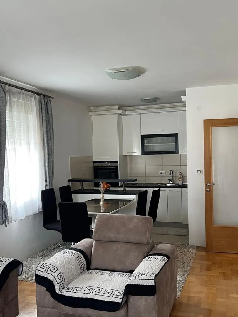 Izdavanje, dvosoban stan, 90m², Seljanovo, Tivat