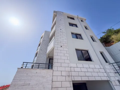 Pogled odozgo na spoljašnjost moderne stambene zgrade sa terasama. - image 26