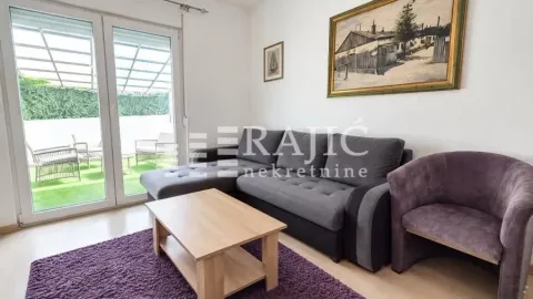 Dnevna soba sa garniturom, stočićem i izlazom na terasu. - image 3
