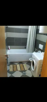 Kupatilo opremljeno kadom, umivaonikom i veš mašinom. - image 2