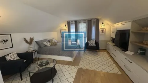 Nameštena spavaća soba sa bračnim krevetom, foteljama i TV komodom. - image 6