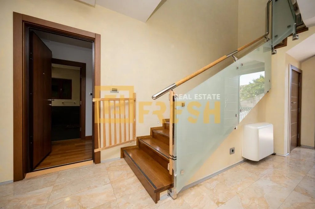 Rent, house, 380m², Mareza, Podgorica