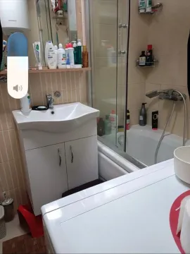 Manje uređeno kupatilo sa umivaonikom, kadom i mašinom za veš. - image 11