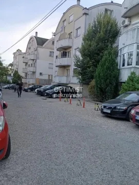 Pogled na spoljašnjost zgrade i parking ispred objekta. - image 14