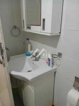 Pogled na umivaonik i ogledalo u kupatilu. - image 7
