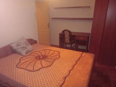 Jednostavna spavaća soba sa krevetom, radnim stolom i ormarom. - image 8