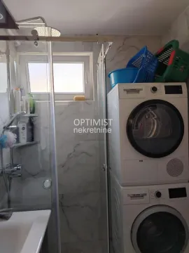 Kupatilo sa tuš kabinom i mašinama za pranje i sušenje veša. - image 10