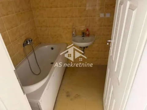 Manje kupatilo obloženo keramičkim pločicama sa kadom i umivaonikom. - image 8
