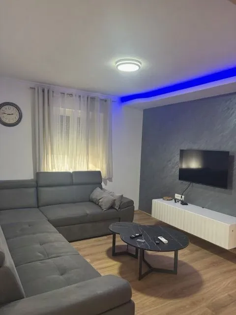 Izdavanje, trosoban stan, 130m², Vranići, Podgorica