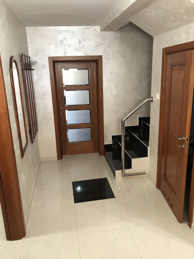 Izdavanje, kuća, 220m², Stari Aerodrom, Podgorica