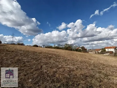 Pogled na prostrano zemljište sa okolnim kućama i oblačnim nebom. - image 9