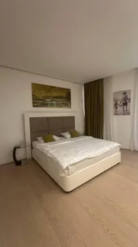 Moderna spavaća soba sa bračnim krevetom, parketom i slikama na zidu. - image 6