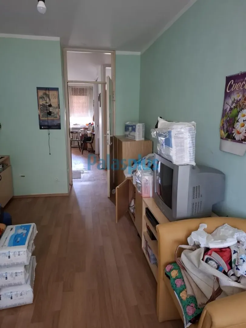 Pogled na dnevnu sobu sa nameštajem i prolazom u drugu prostoriju.