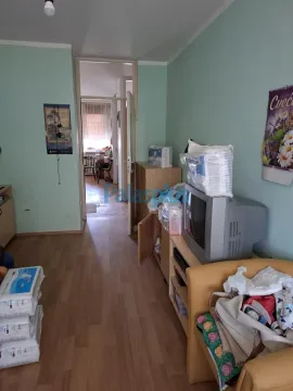 Pogled na dnevnu sobu sa nameštajem i prolazom u drugu prostoriju. - image 9
