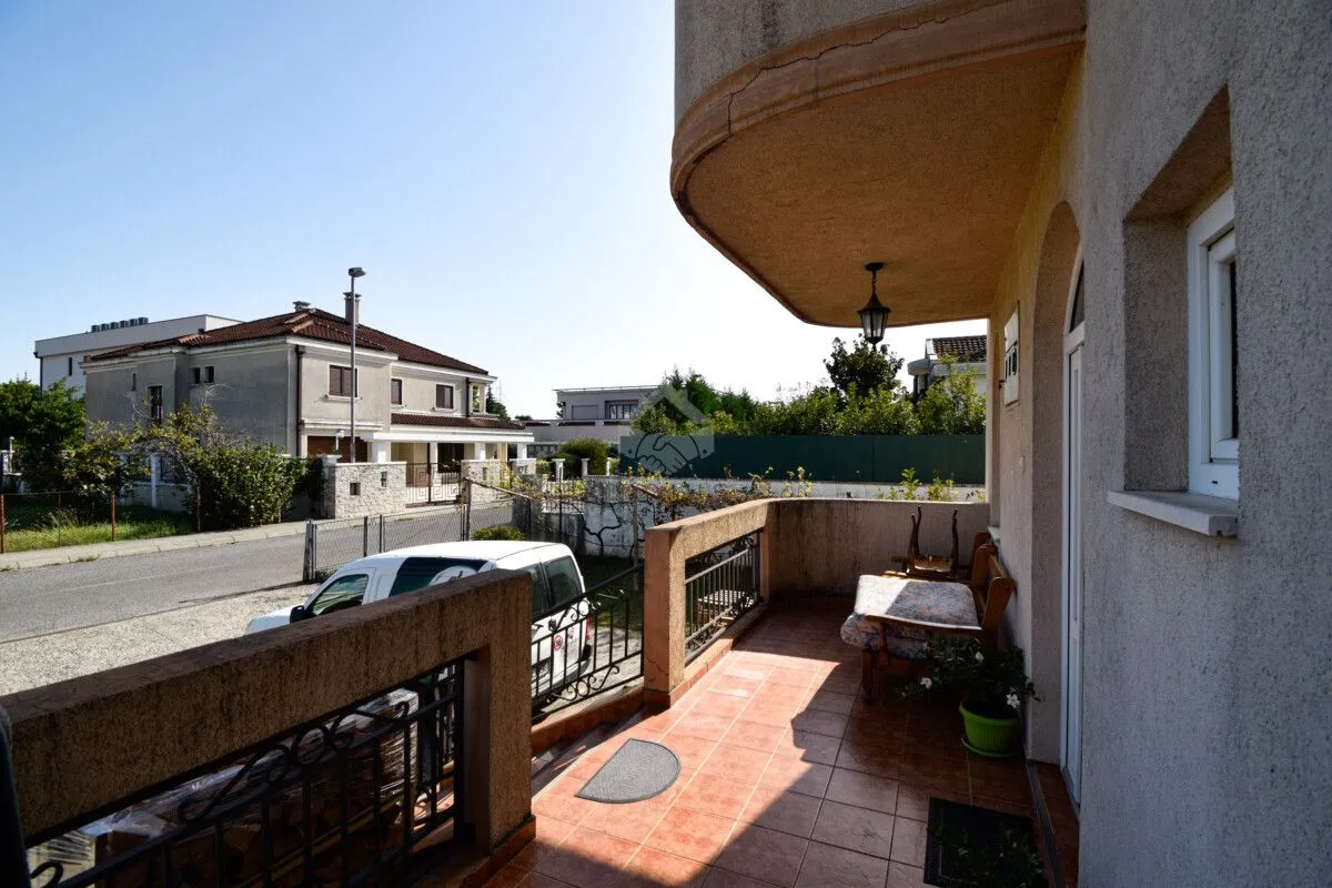 Rent, four bedroom apartment, 180m², Tološi, Podgorica