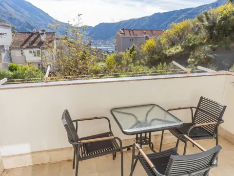 Izdavanje, trosoban stan, 103m², Dobrota, Kotor - image 20