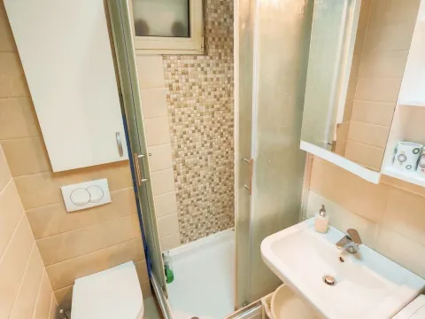 Izdavanje, dvosoban stan, 50m², Centar, Budva - image 14