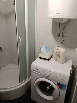 Manje kupatilo sa tuš kabinom i veš mašinom. - image 4