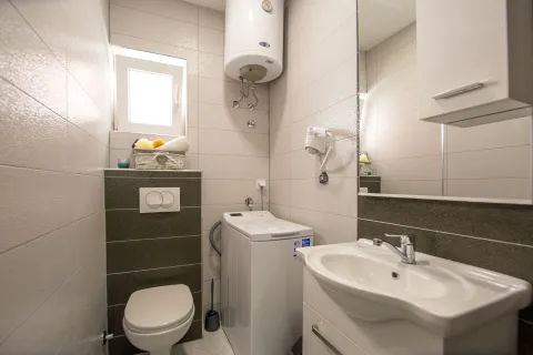 Rent, one bedroom apartment, 50m², Petrovac, Budva - image 10