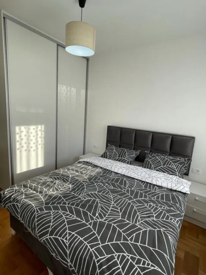 Furnished bedroom with a double bed and a built-in wardrobe.