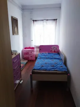 Dečja soba sa krevetom i komodom. - image 7