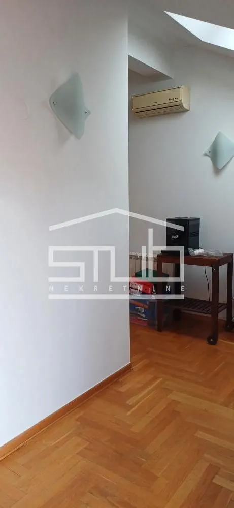 Izdavanje, četvorosoban stan, 204m², Vračar Sve Podlokacije, Beograd