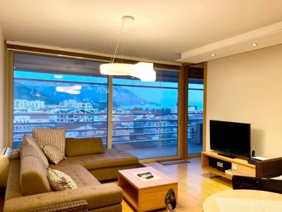 Izdavanje, dvosoban stan, 92m², Budva, Crna Gora