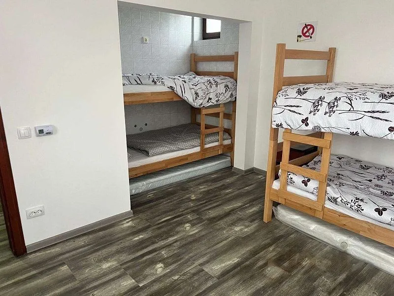 A bedroom with bunk beds.