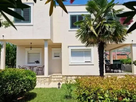 Izdavanje, trosoban stan, 94m², Podgorica, Crna Gora