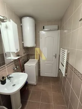 Kupatilo opremljeno umivaonikom, veš mašinom i bojlerom. - image 9